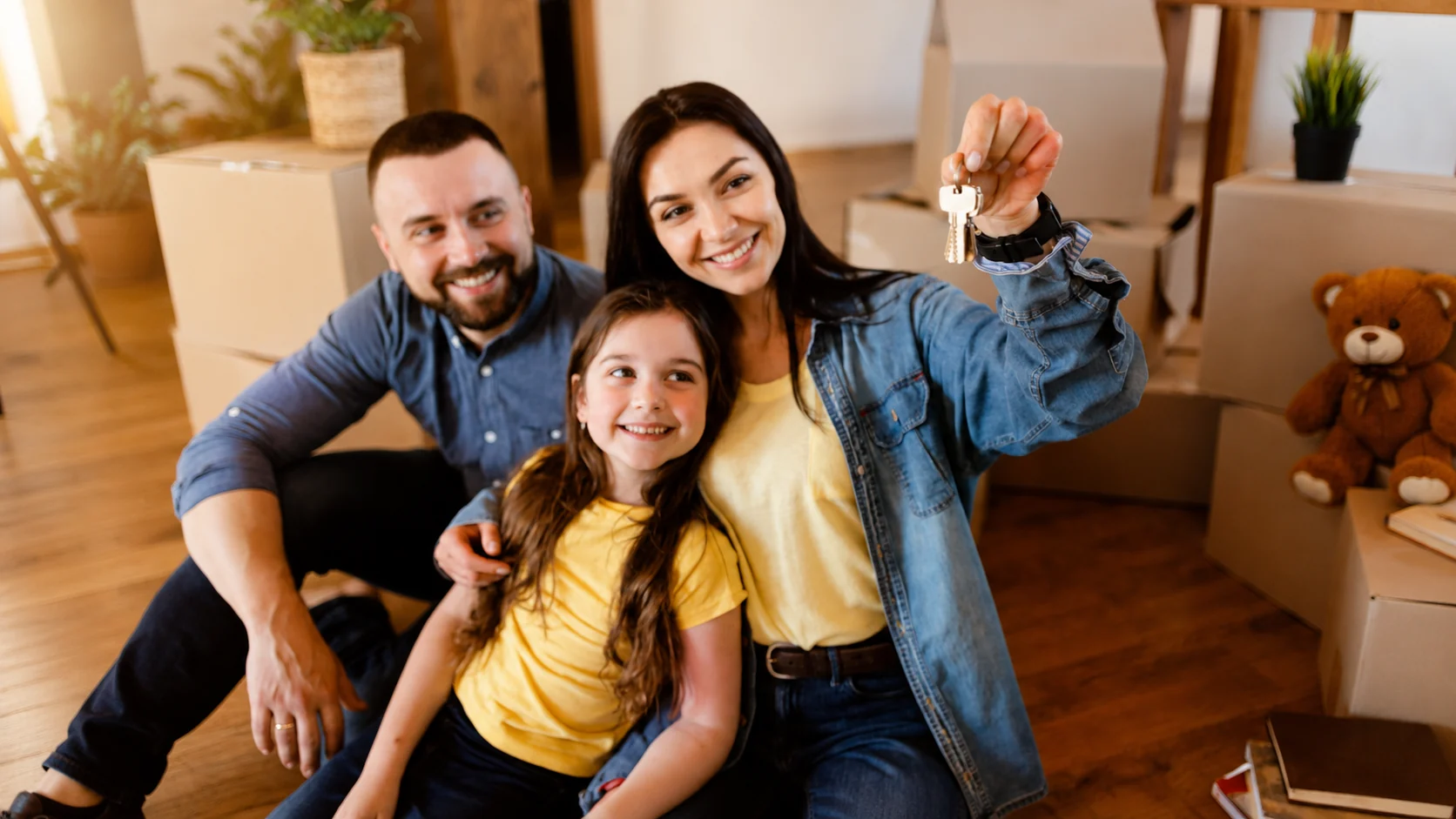 Família feliz recebendo as chaves do imóvel